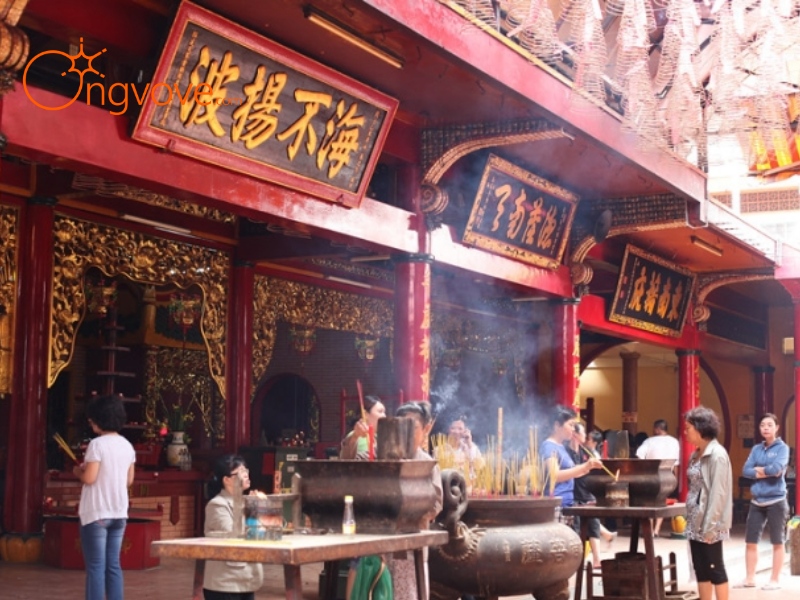 Những Phong Tục Lễ Bái Độc Đáo Tại Hội Quán Ôn Lăng