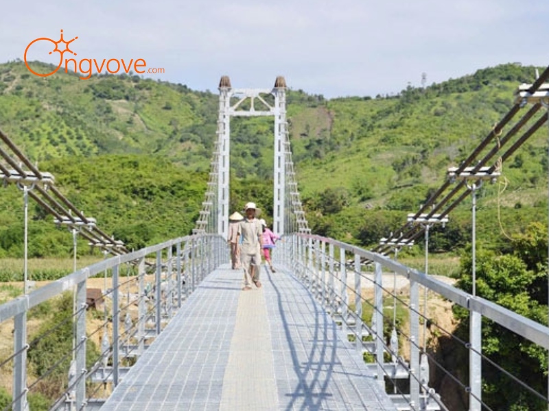 Trải nghiệm đi qua Cầu treo Pắc Phe