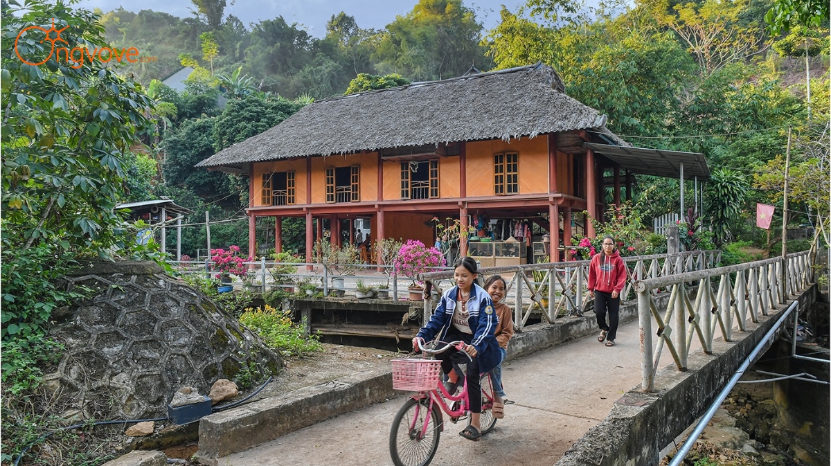 Bản Giang Mỗ Hòa Bình Tự Túc
