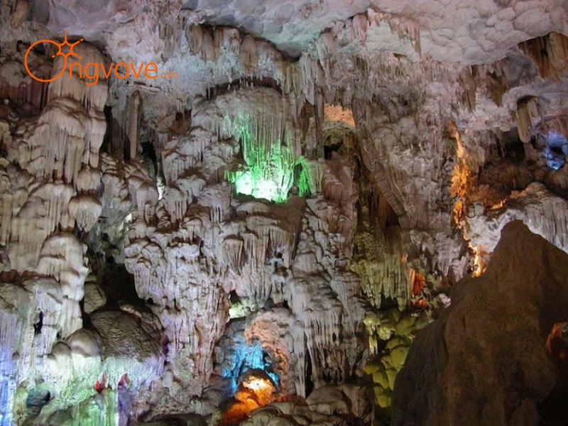Di chuyển đến động Đá Bạc Hòa Bình