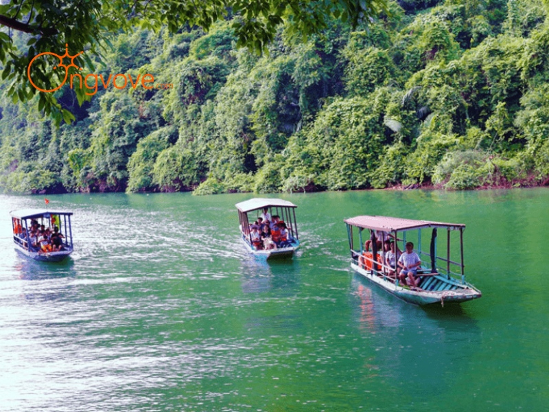 Đi Thuyền Trên Hồ và Trải Nghiệm Địa Phương
