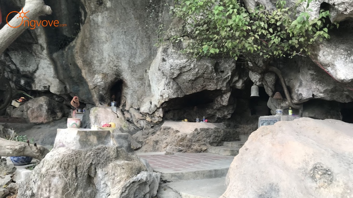 Khám Phá Động Cửa Buồng Tự Túc