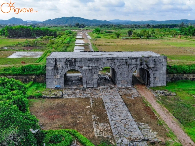 Giới Thiệu Thành nhà Hồ