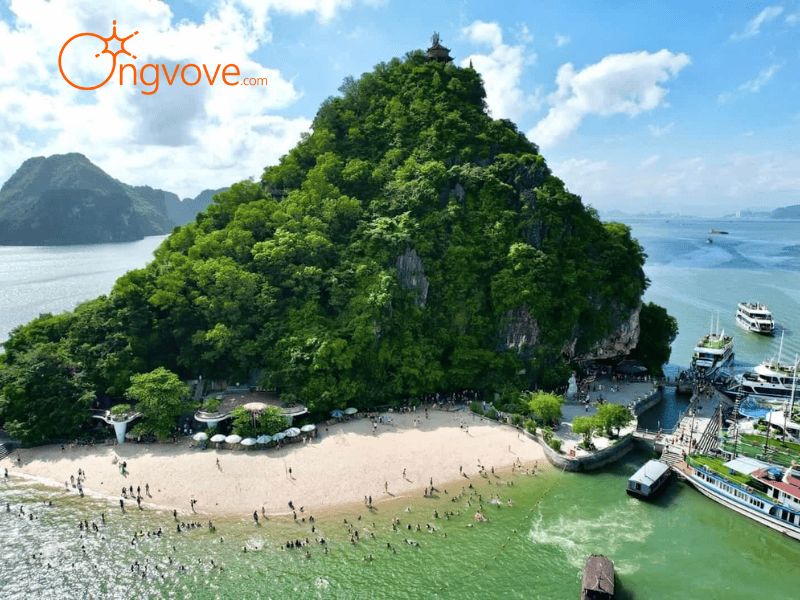 Bãi tắm Ba Châu Quảng Ninh có gì chơi? Khám phá vẻ đẹp hoang sơ của thiên đường biển