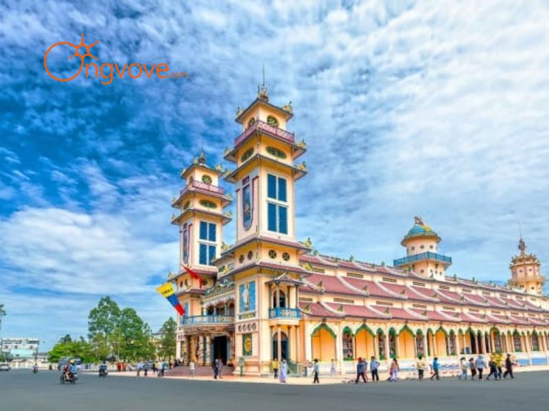 Kinh Nghiệm Tham Quan Tòa Thánh Tây Ninh Tự Túc: Những Điều Cần Lưu Ý