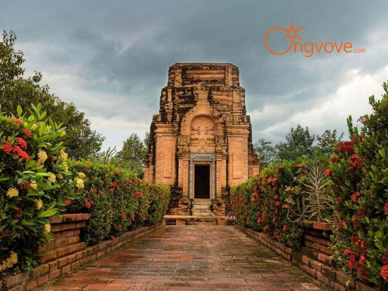 Ong Vò Vẽ Travel - Đơn vị cung cấp chuyến đi Tháp cổ Chót Mạt Tây Ninh Tự Túc cho bạn
