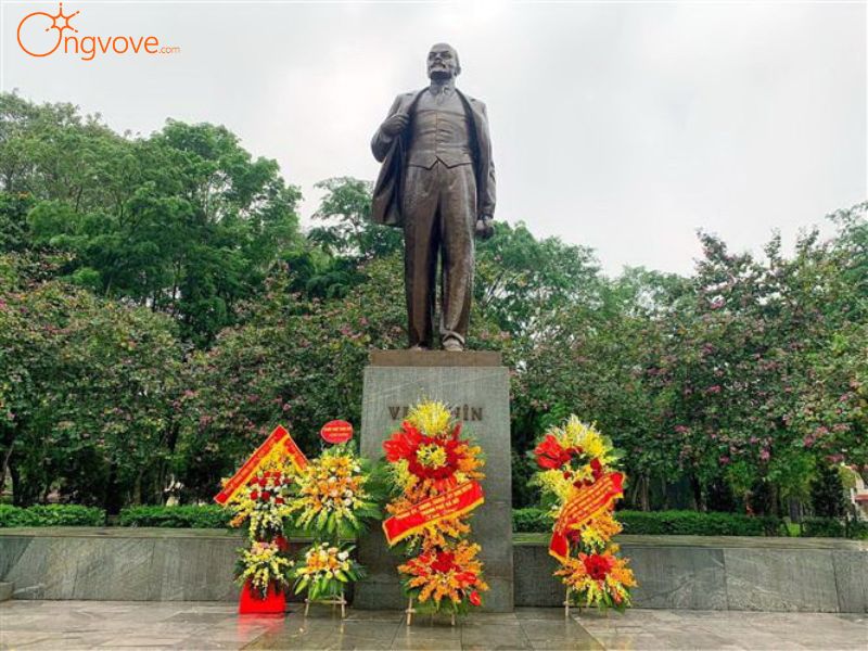 Kinh Nghiệm Tham Quan Tượng đài Lenin và Các Địa Điểm Lân Cận