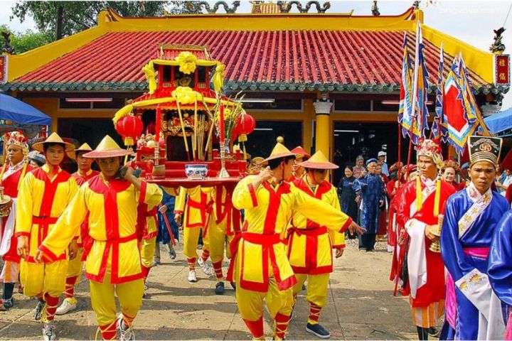 Trang phục truyền thống và phụ kiện trong Lễ Kỳ Yên đình Phú Nhuận