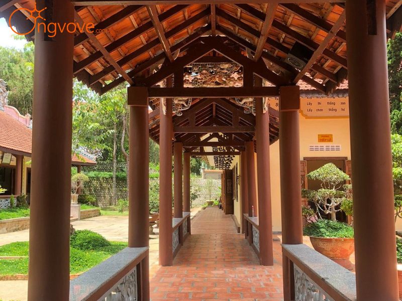 Ẩm Thực và Dịch Vụ Lưu Trú Xung Quanh Chùa Linh Sơn Đà Lạt