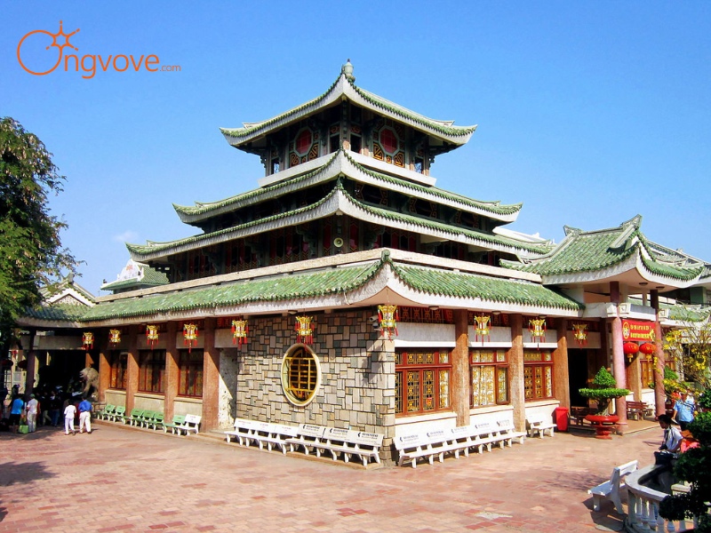 Kiến Trúc và Không Gian Linh Thiêng Của Chùa Bà Châu Đốc