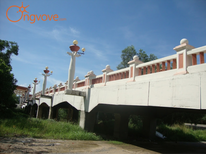 Đặt Tour Ngay Với Ong Vò Vẽ Travel: Khám Phá khu di tích kháng chiến Đức Huệ Long An Hùng Tráng!