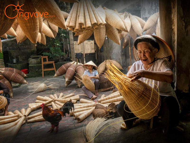 Đến Thăm Làng M...
        </div>
        <div class=