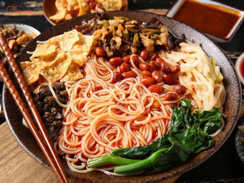 Cách Thưởng Thức Mì Om Quảng Đông Đúng Cách