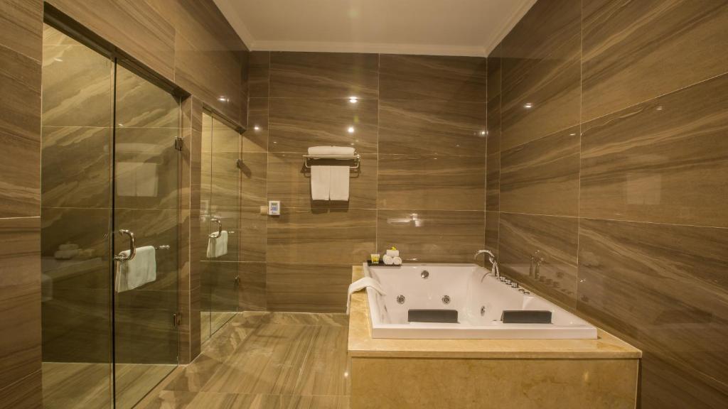 Đánh giá về phòng nghỉ, tiện nghi, dịch vụ, phong cách phục vụ.