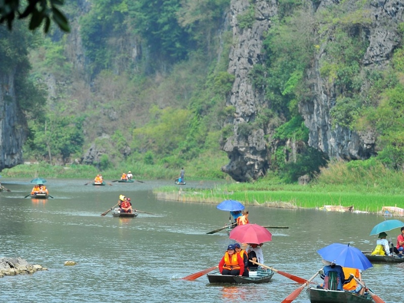 Đi thuyền trên sông