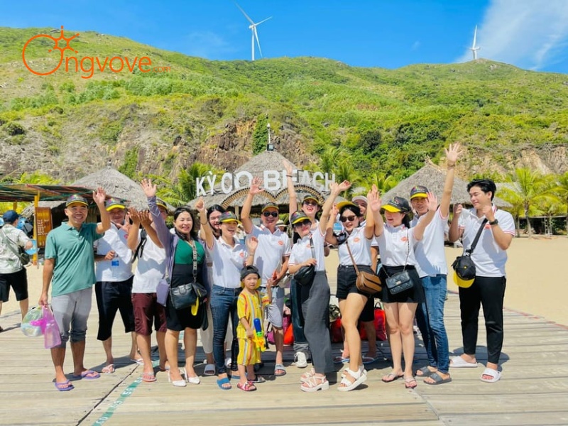 What is the Service of Hiring a Tour Guide in Phu Yen?