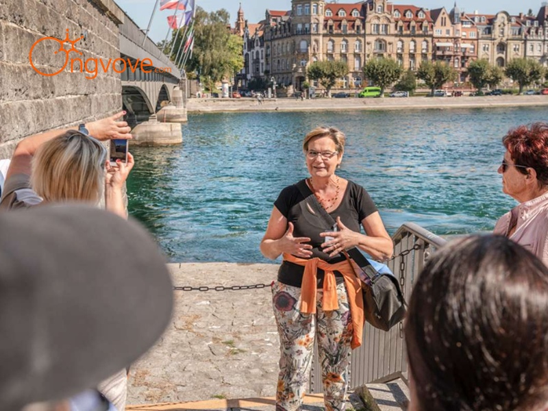 Services Offered by French-Speaking Tour Guides