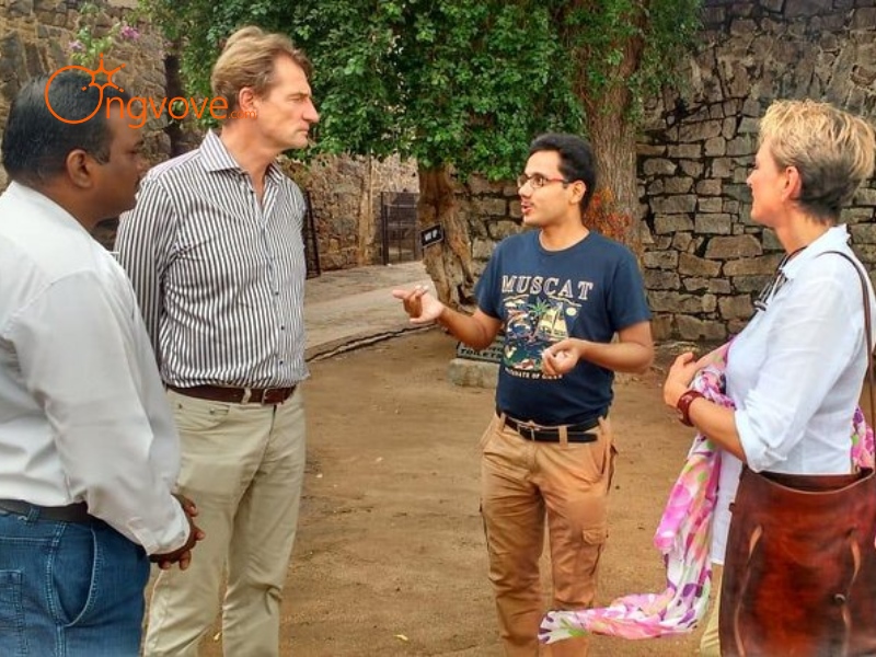 Types of Budget Tour Guides Available for Hire