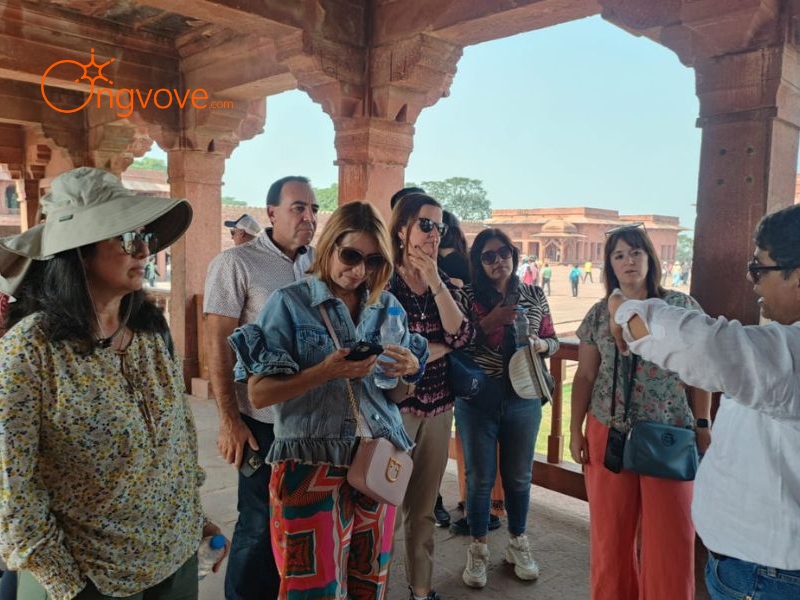 Why Hire a Budget Tour Guide?