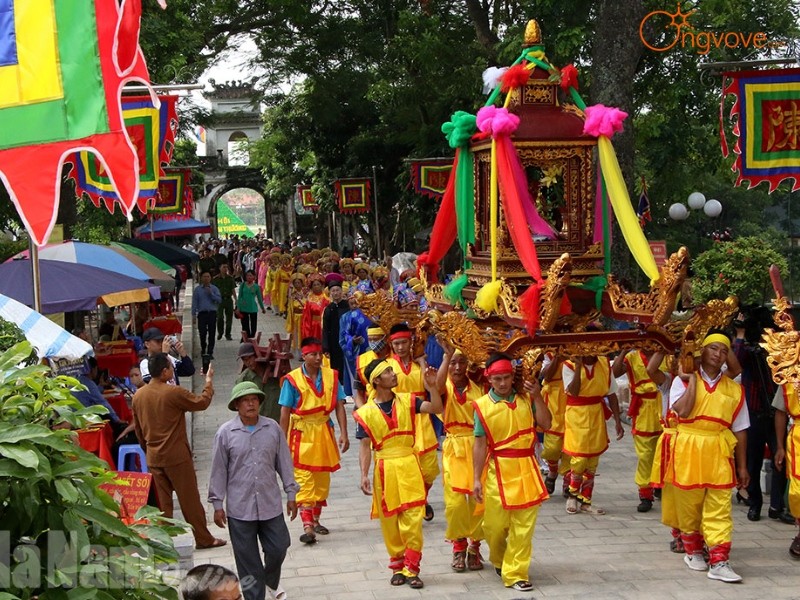 Tham gia lễ hội Đền Trần Thương