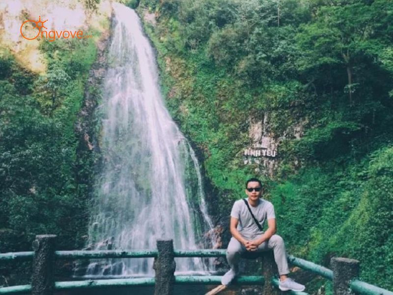 Thuê hướng dẫn viên đi Thác Tình Yêu Sa Pa Trên Nền Tảng Ong Vò Vẽ Travel