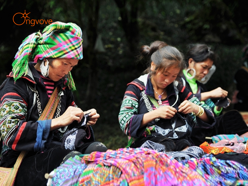 Tại Sao Cần Thuê Hướng dẫn viên tại Tham gia các lễ hội truyền thống của người dân tộc Lào Cai?
