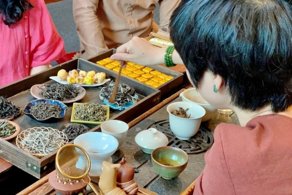 Có thể tìm thấy một lớp học cắm hoa (ikebana) hoặc trà đạo Nhật Bản ở đâu?
